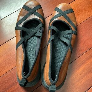 Leather Brown Ballet Flats with Black Elastic Cross-Straps